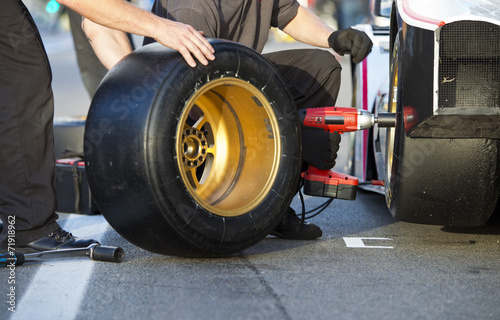 Tire change during pitstop