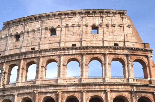 Monumentalne coloseum w Rzymie na tle niebieskiego nieba, Włochy