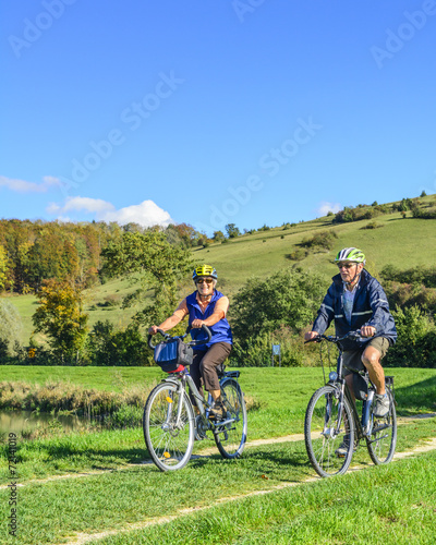Senioren-Paar beim Radfahren