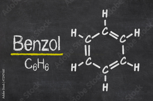 Schiefertafel mit der chemischen Formel von Benzol