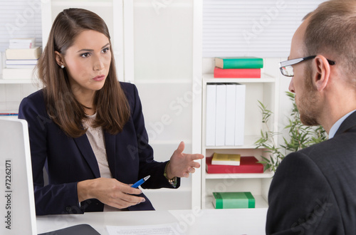 Zwei Personen im Büro: Gespräch Berater Kunde