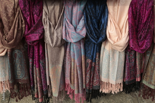 Pashminas de lana estampadas de colores.