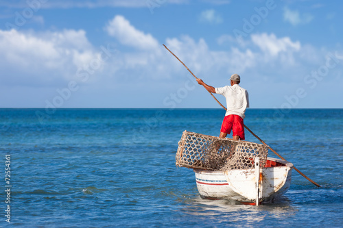 pêcheur rodriguais se déplaçant à la "gal" (perche de bois)