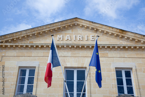 Jolie mairie avec drapeaux