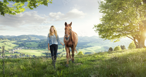 Hübsches Mädchen mit Pferd