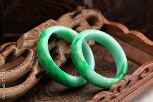 Chinese jade bracelet features