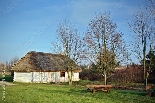 Stary drewniany dom kryty strzechą