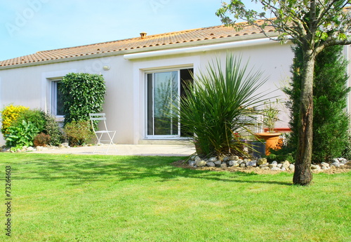 maison contemporaine et son jardin