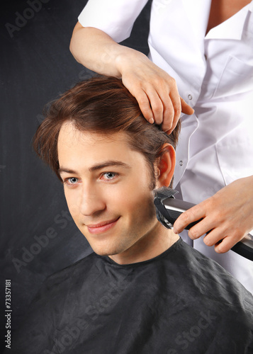 Mężczyzna u fryzjera