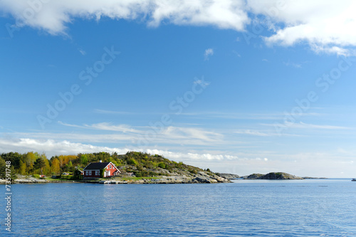 Domek norweski nad morzem