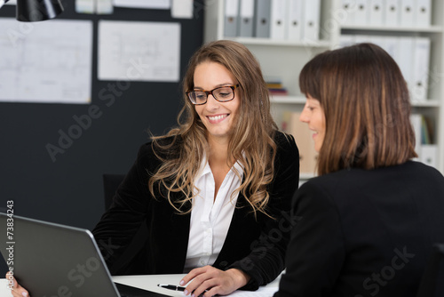 zwei frauen besprechen ein projekt im büro