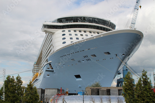 Ein Kreuzfahrtschiff in einer Werft