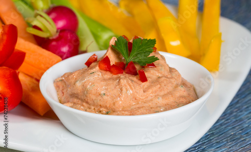 Gemüsesticks mit Kräuter und Tomaten dip