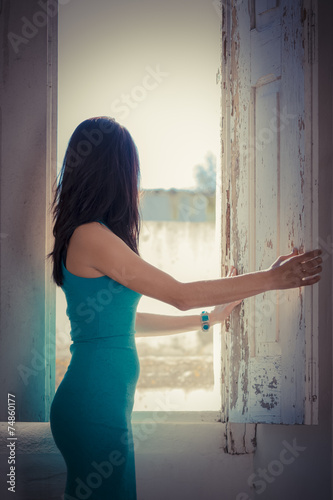 Mujer elegante vestida de fiesta en casa antigua