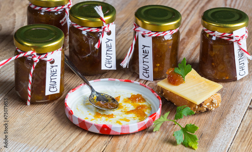 Zwiebel Ananas Chutney auf rustikalem Holz