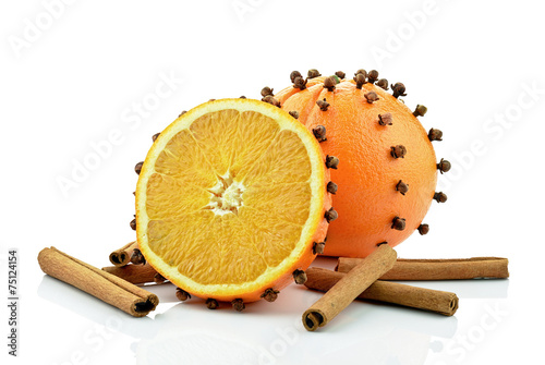 Pomarańcze z cynamonem na białym tle