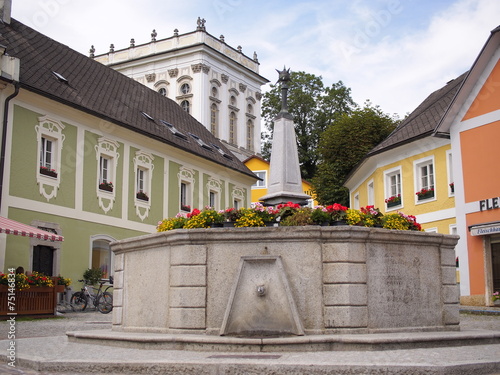 Marktplatz von St. Florian - Wallfahrtsort - im Hintergrund das Stift St. Florian 