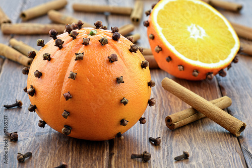 Pomarańcze z cynamonem na drewnianym stole