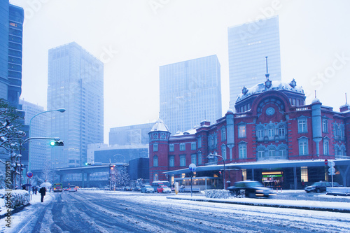 大雪の東京駅丸の内口