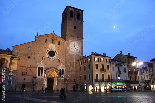 Piazza della Vittoria und Dom von Lodi im Mondlicht