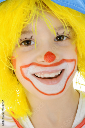 Kleiner Clown mit Perücke und Kostüm