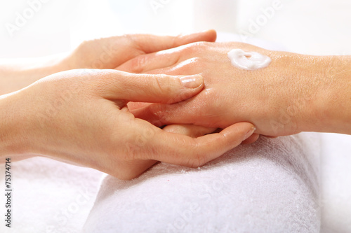 Salon urody, masaż dłoni, zabieg pielęgnacyjny