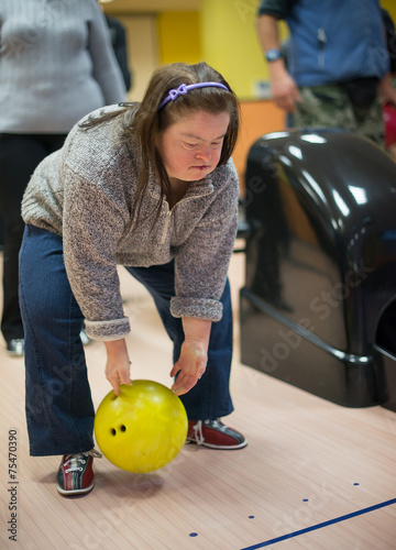 trisomique femme jouant bowling