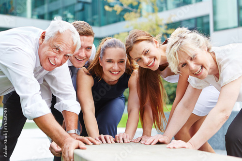 Business Team bei erfolgreicher Zusammenarbeit