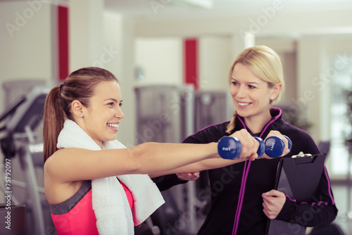 trainerin berät eine kundin im sportclub