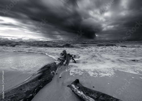 Wzburzone morze jesiennym sztormem,foto w technice czarno-białej