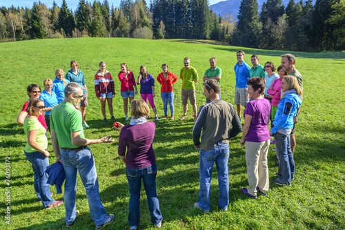 größere Gruppe bildet Kreis