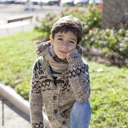 Niño con chaqueta de lana