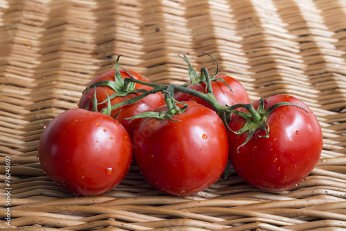 Pomidory na wiklinowej teksturze