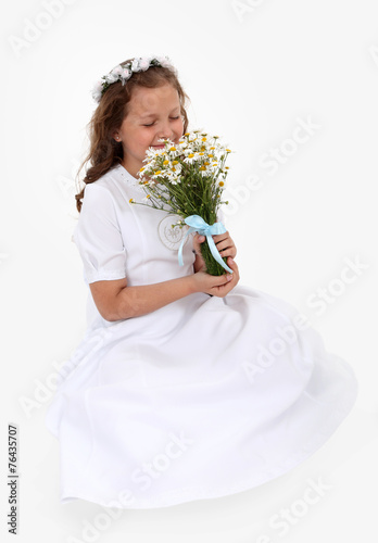 Dziewczynka z bukietem kwiatów.