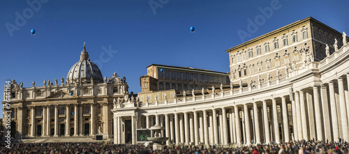 basilic st peter colonnade tourists panorama