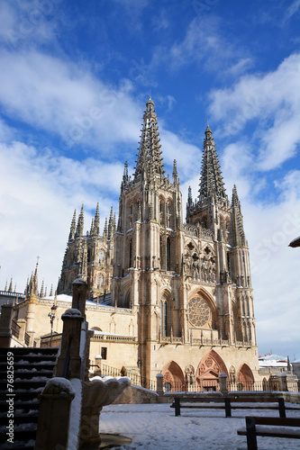 catedral de burgos con nieve en invierno