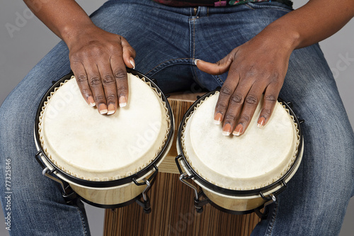 femme noire jouant du bongo