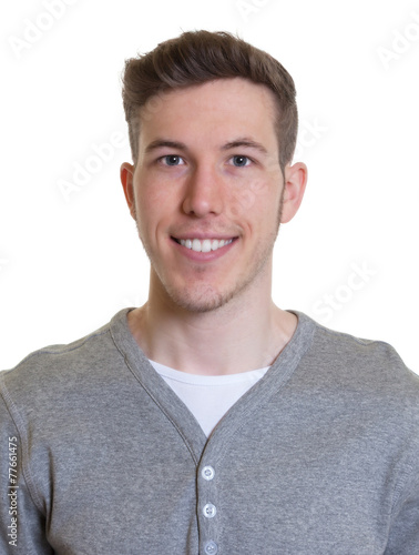 Passfoto eines jungen Mannes im grauen Shirt