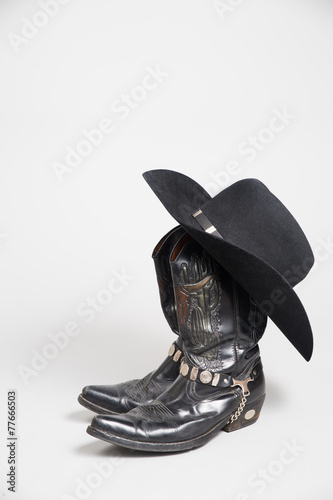 Black men´s cowboy boots with a hat