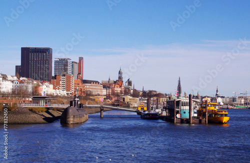 Das Elbufer in Hamburg zwischen Fischmarkt und Landungsbrücken