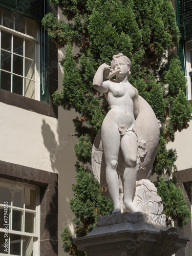 Statue der Leda mit Zeus in Schwanengestalt