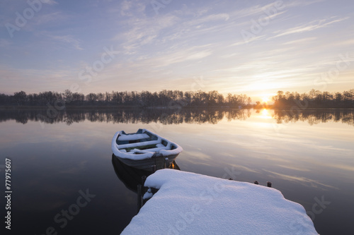 łódź w zimowej przystani