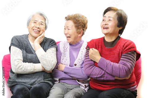 仲良くおしゃべりしている3人のおばあちゃん