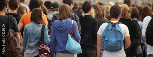 Grupo de jóvenes caminando por la calle