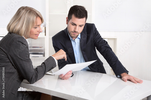 Erfolgreiches Business Team im Büro: Mann und Frau