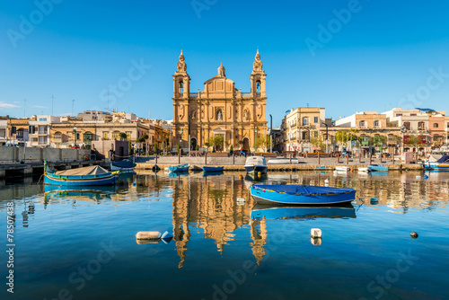 L'église Stella Maris, d'inspiration baroque et ses bateaux de pêche à Msida, Malte 