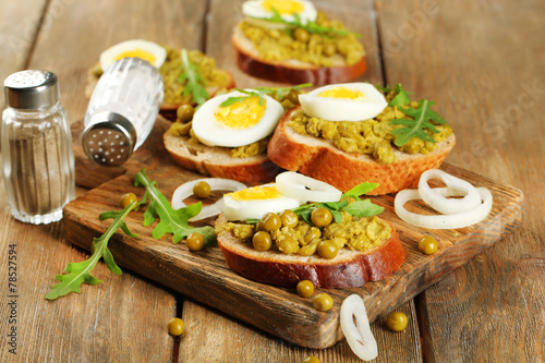 Sandwiches with green peas paste and boiled egg with onion