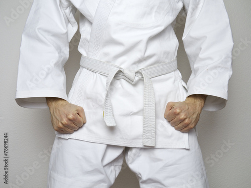 Kampfsport Kämpfer weißer Gürtel Anzug