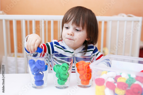 toddler sorts details by color