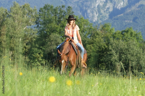 Cowgirl mit Pferd in Blumenwiese